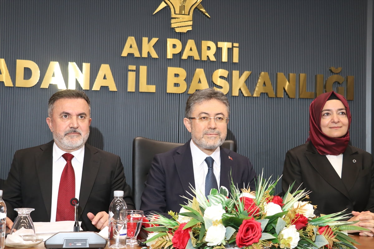 Tarım ve Orman Bakanı İbrahim Yumaklı (solda), Adana Valiliğini ziyaret etti. Valilik şeref...