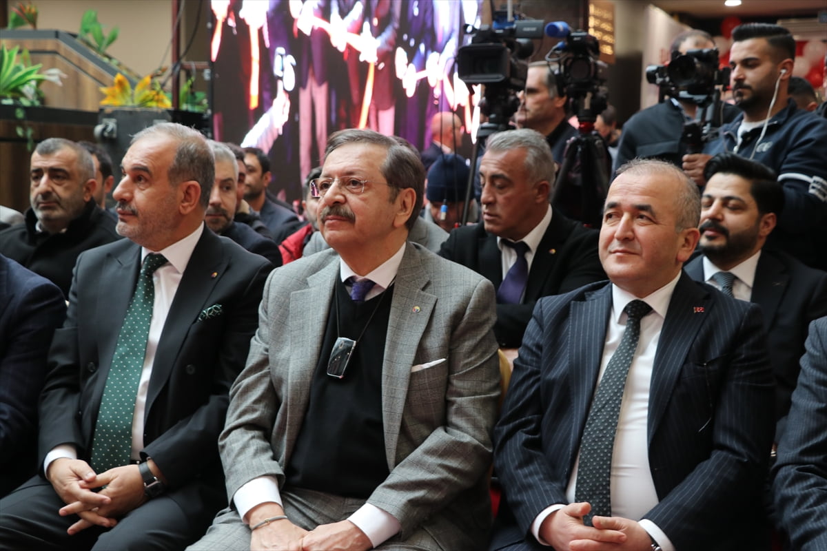 Türkiye Odalar ve Borsalar Birliği (TOBB) Başkanı Rifat Hisarcıklıoğlu (sağ 3), Elazığ Ticaret ve...