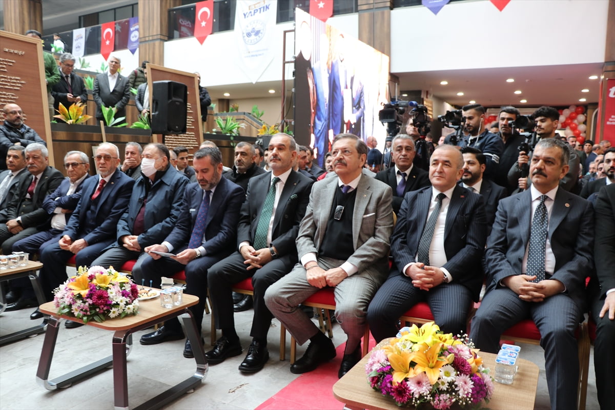 Türkiye Odalar ve Borsalar Birliği (TOBB) Başkanı Rifat Hisarcıklıoğlu (sağ 3), Elazığ Ticaret ve...