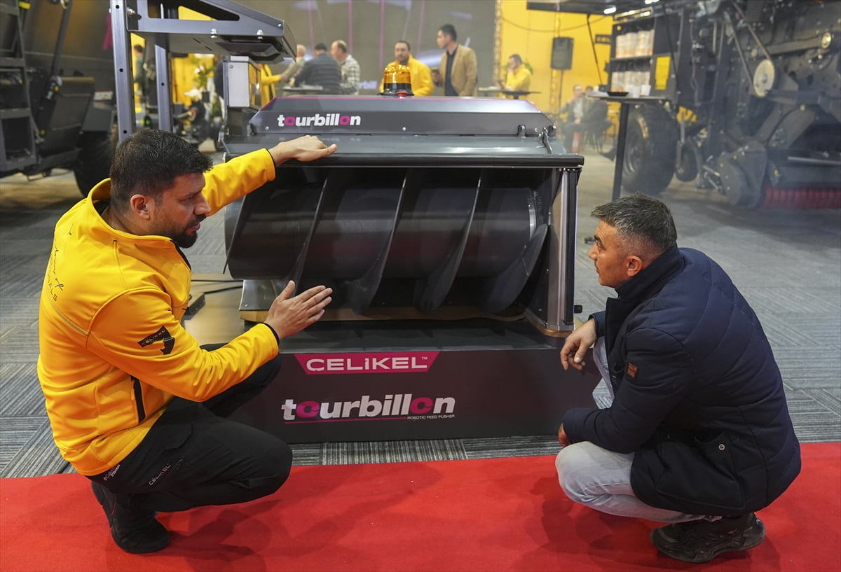 Konya'da tarım makineleri üretimi yapan bir firma, çiftliklerde iş gücü ve yem israfını azaltıp...