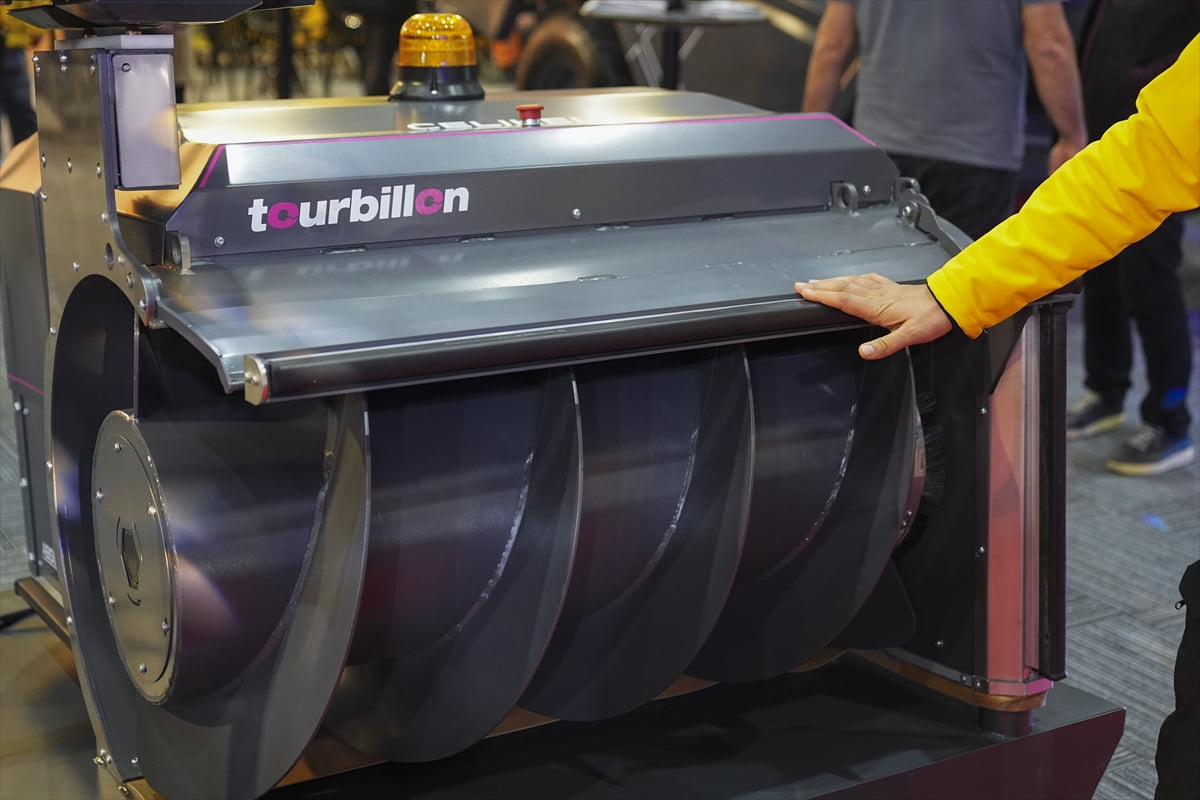 Konya'da tarım makineleri üretimi yapan bir firma, çiftliklerde iş gücü ve yem israfını azaltıp...