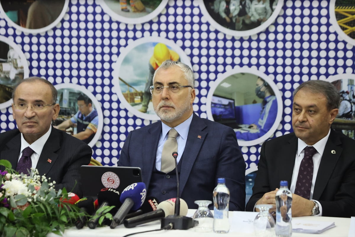 Çalışma ve Sosyal Güvenlik Bakanı Vedat Işıkhan (sağ 4), çeşitli temaslarda bulunmak üzere geldiği...