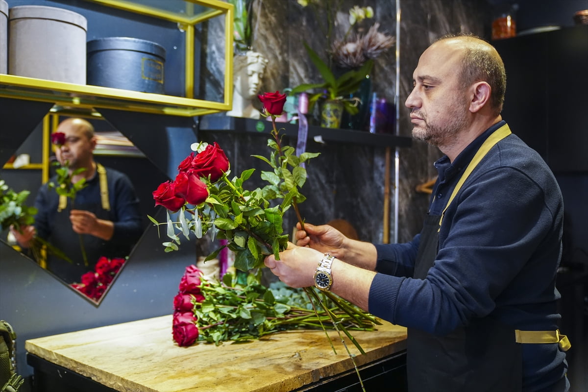 Çiçekçiler, 14 Şubat Sevgililer Günü için hazırlıklarını yoğunlaştırırken, bu yıl da kırmızı...