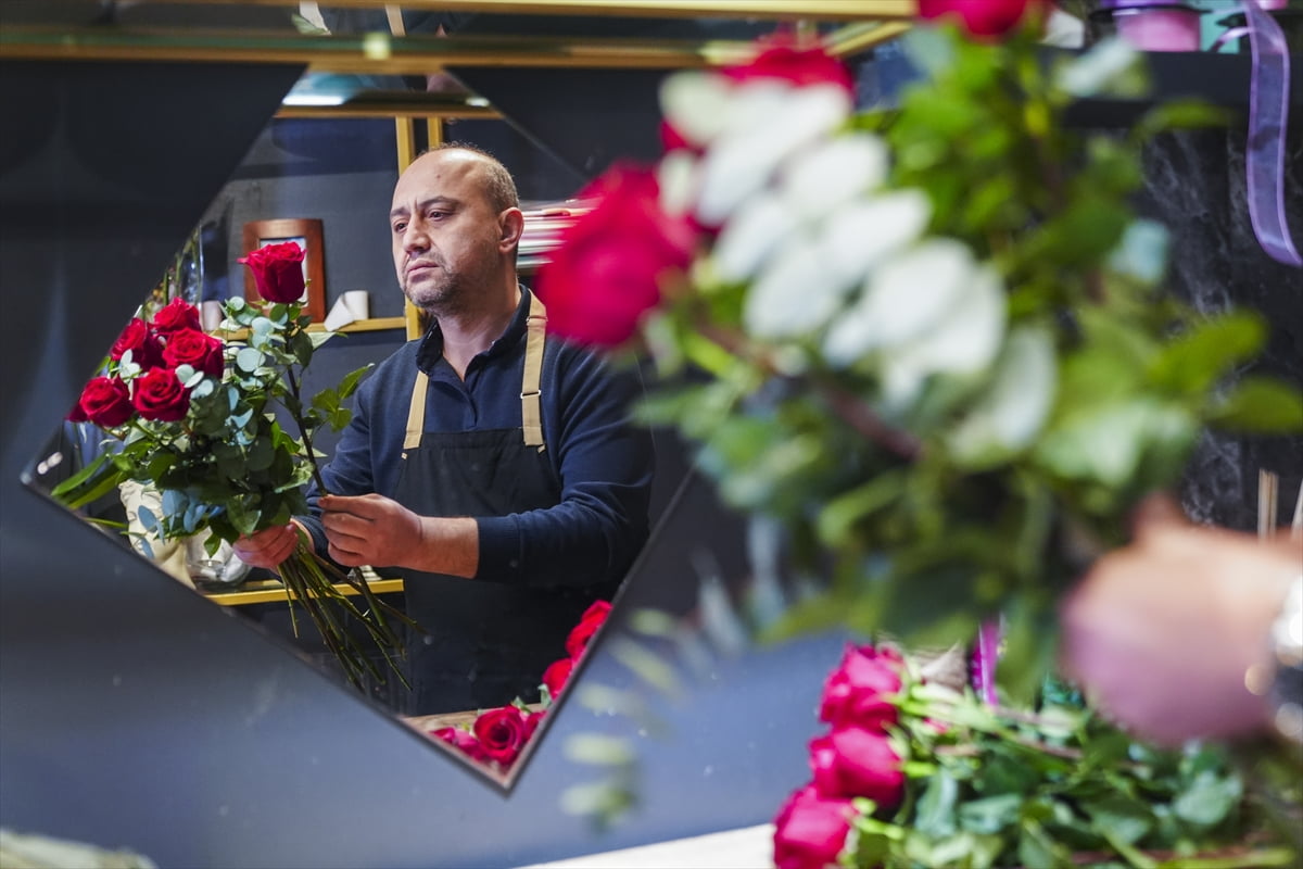 Çiçekçiler, 14 Şubat Sevgililer Günü için hazırlıklarını yoğunlaştırırken, bu yıl da kırmızı...