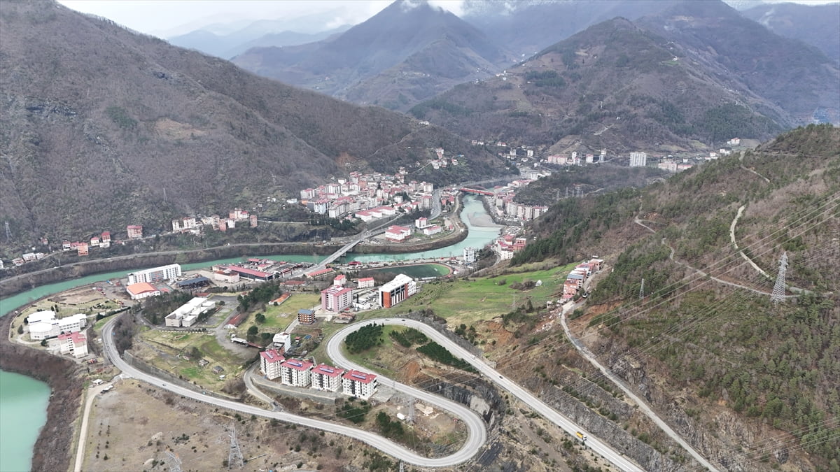 Artvin'de Çoruh Nehri üzerinde faaliyet gösteren 5 barajda 2025'te 7 milyar 36 milyon 173 bin 409...