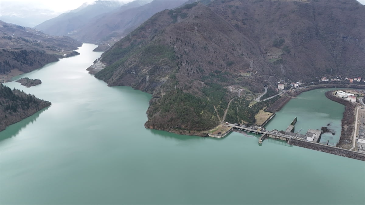 Artvin'de Çoruh Nehri üzerinde faaliyet gösteren 5 barajda 2025'te 7 milyar 36 milyon 173 bin 409...