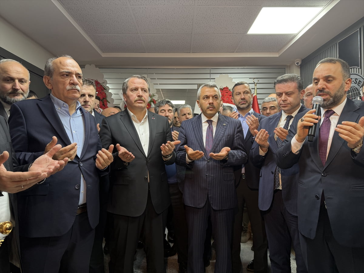 Memur-Sen ve Eğitim-Bir-Sen Genel Başkanı Ali Yalçın (fotoğrafta), Memur-Sen Rize İl...