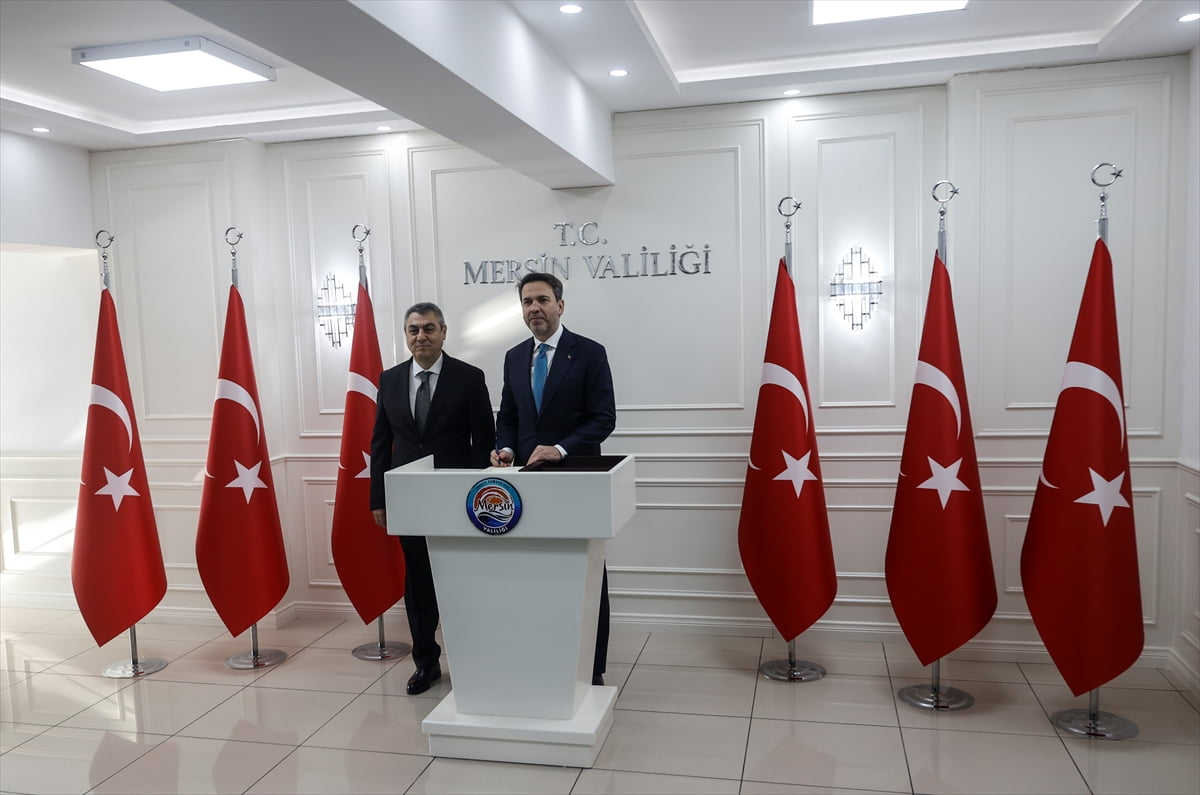 Enerji ve Tabii Kaynaklar Bakanı Alparslan Bayraktar (sağ 2), kentteki programları kapsamında...