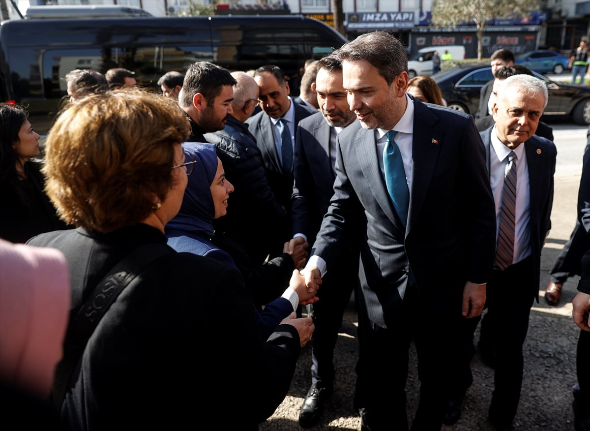 Enerji ve Tabii Kaynaklar Bakanı Alparslan Bayraktar (sağ 2), kentteki programları kapsamında...