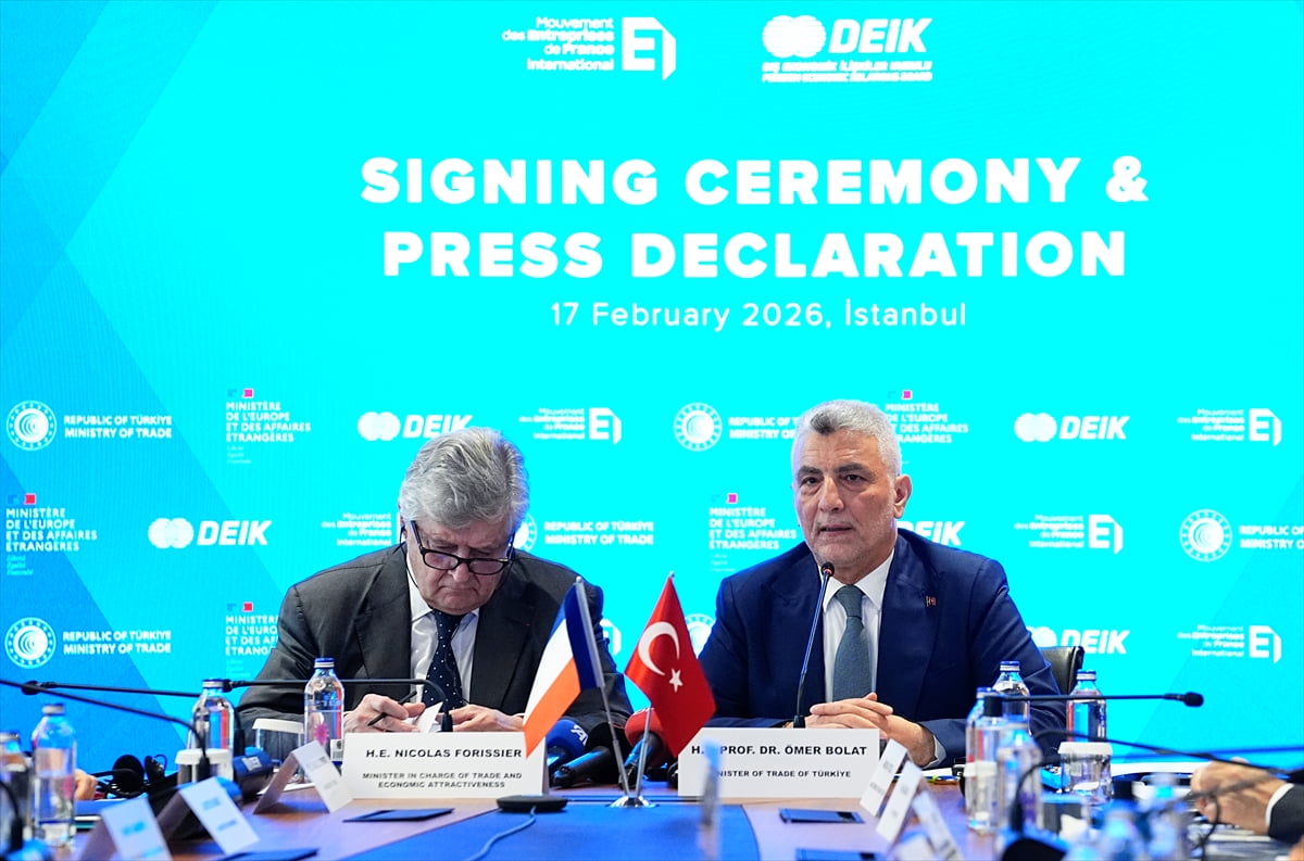 Ticaret Bakanı Ömer Bolat (sağda), Dış Ekonomik İlişkiler Kurulunda (DEİK) düzenlenen...