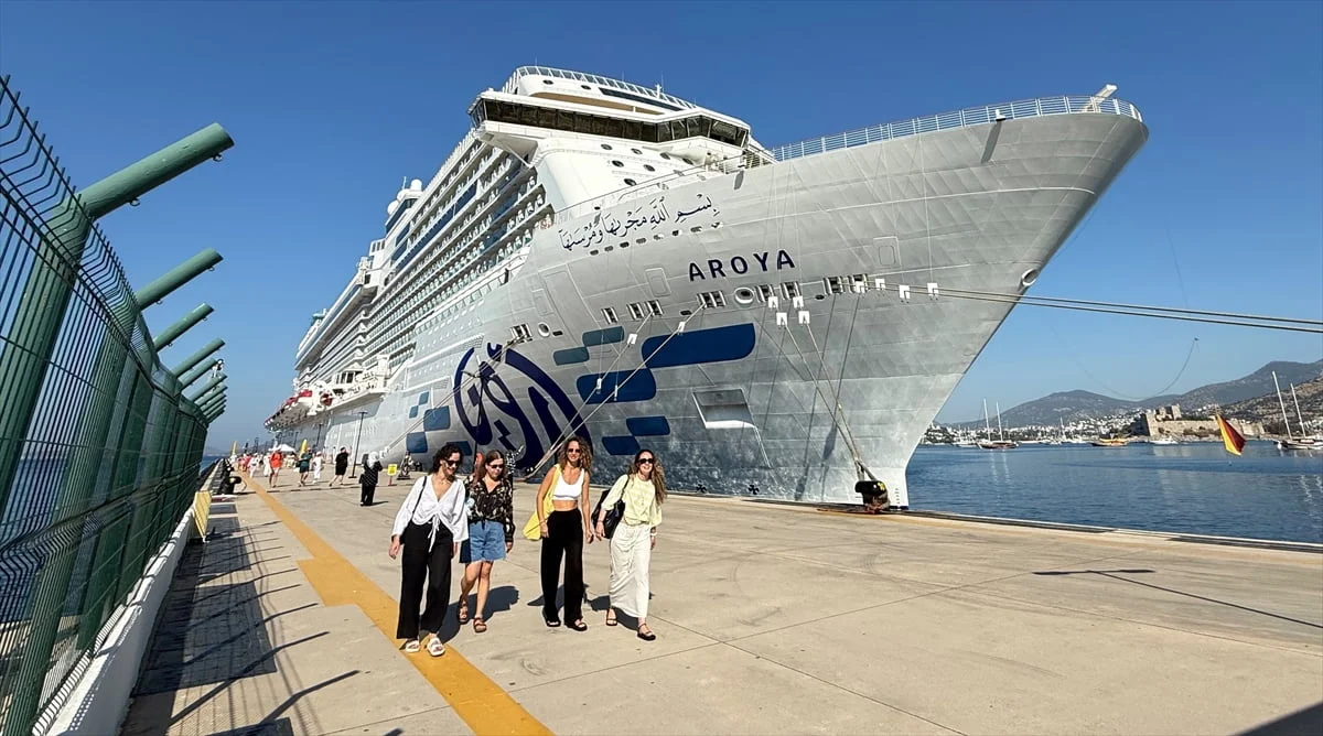 Malta bayraklı kruvaziyer "Aroya" ile Muğla'nın Bodrum ilçesine 2 bin 671 turist geldi.
 