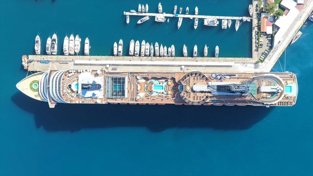 Muğla'nın Marmaris ilçesine, Panama bayraklı "MSC Divina" adlı kruvaziyerle 4 bin 59 turist geldi....