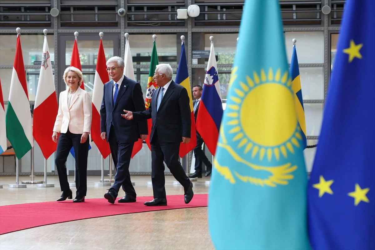 Kazakistan Cumhurbaşkanı Kasım Cömert Tokayev (ortada), AB Komisyonu Başkanı Ursula von der Leyen...
