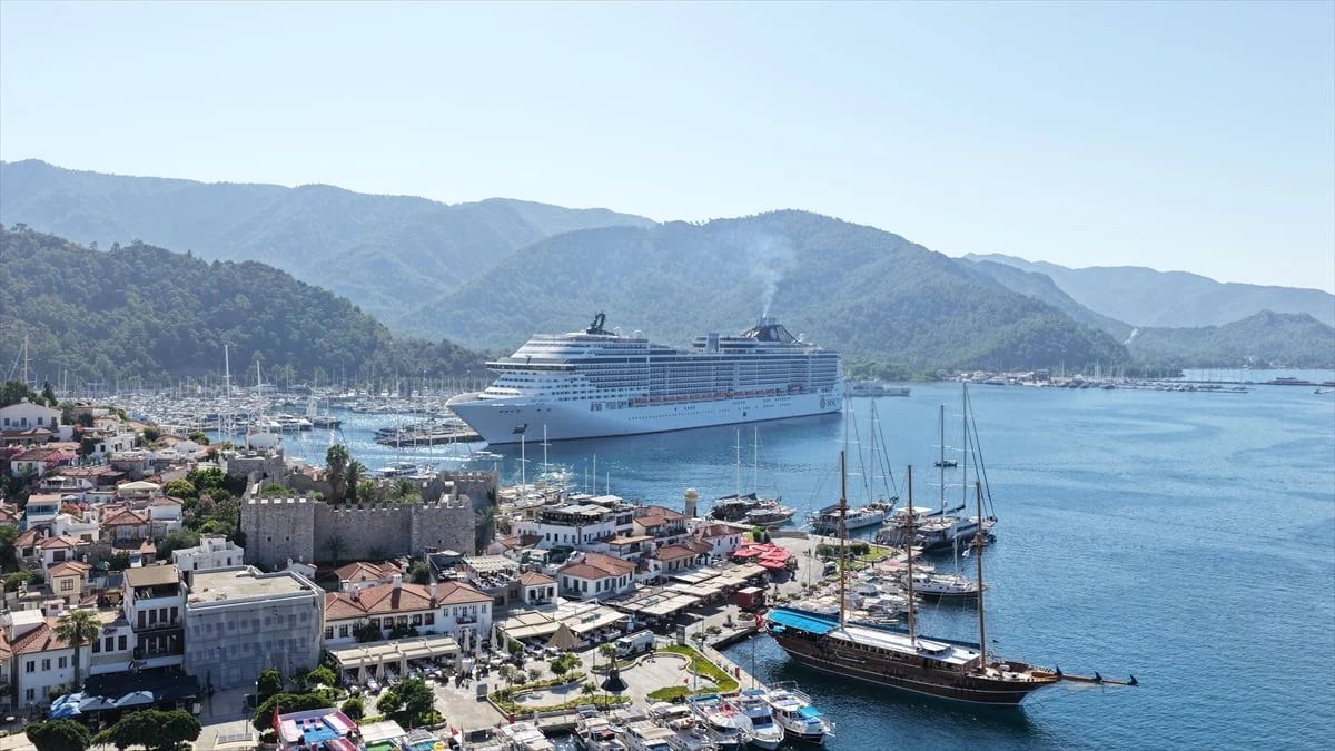 Muğla'nın Marmaris ilçesine, Panama bayraklı "MSC Divina" adlı kruvaziyerle 4 bin 59 turist geldi....