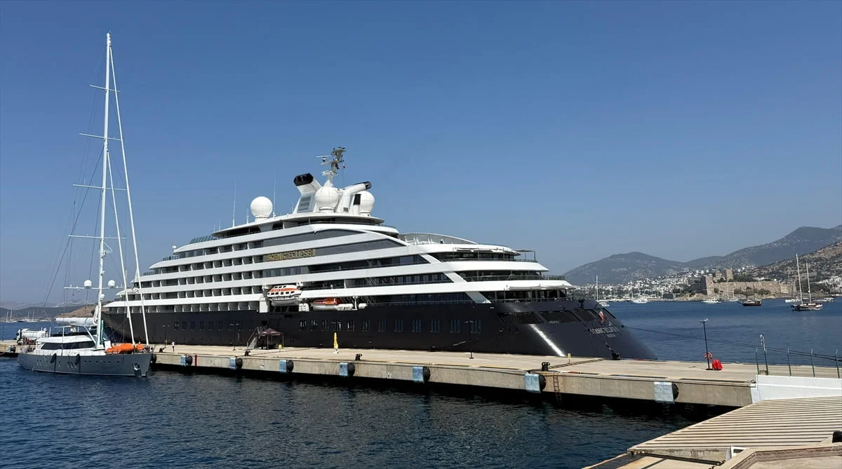 Muğla'nın Bodrum ilçesini ilk kez ziyaret eden "Scenic Eclipse 2" isimli lüks kruvaziyer 218 yolcu...