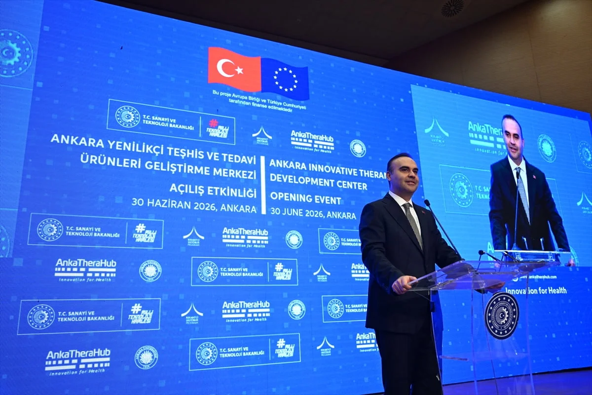 Sanayi ve Teknoloji Bakanı Mehmet Fatih Kacır, Ankara Üniversitesi Tıp Fakültesi Dekanlığında...