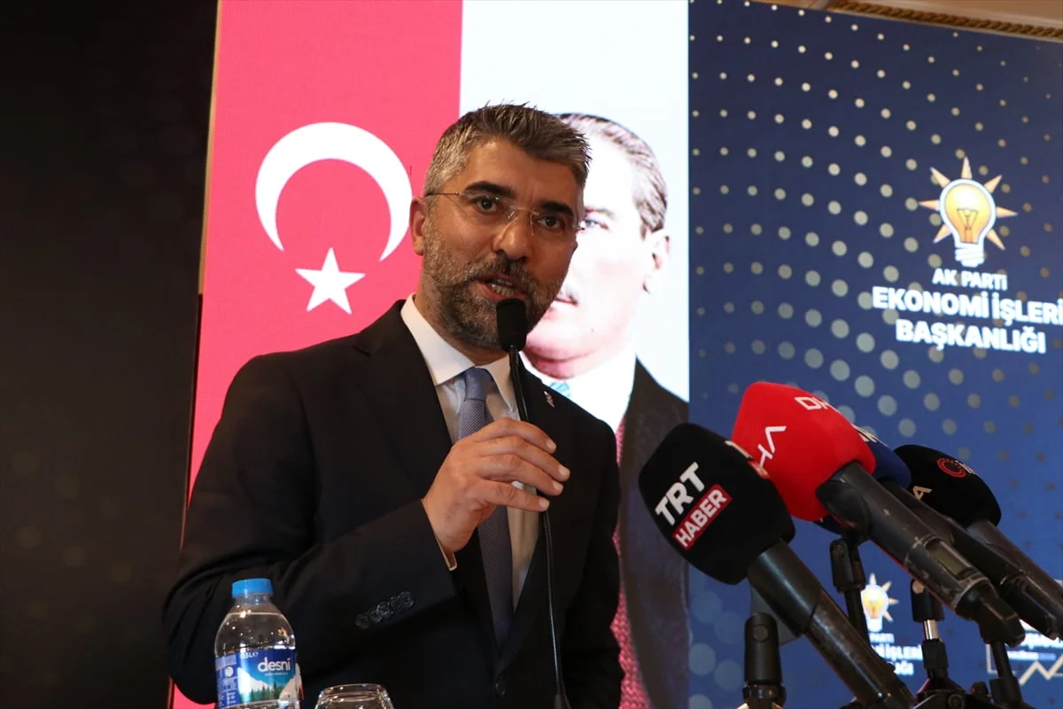 AK Parti Genel Başkan Yardımcısı Nihat Zeybekci (sol 3), Palandöken Dağı'ndaki bir otelde...