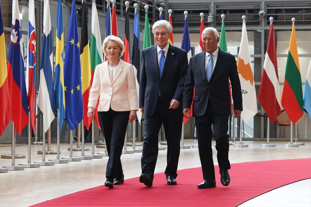 Kazakistan Cumhurbaşkanı Kasım Cömert Tokayev (ortada), AB Komisyonu Başkanı Ursula von der Leyen...