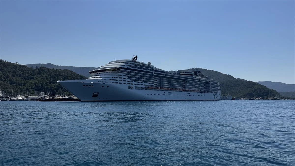 Muğla'nın Marmaris ilçesine, Panama bayraklı "MSC Divina" adlı kruvaziyerle 4 bin 84 turist geldi....