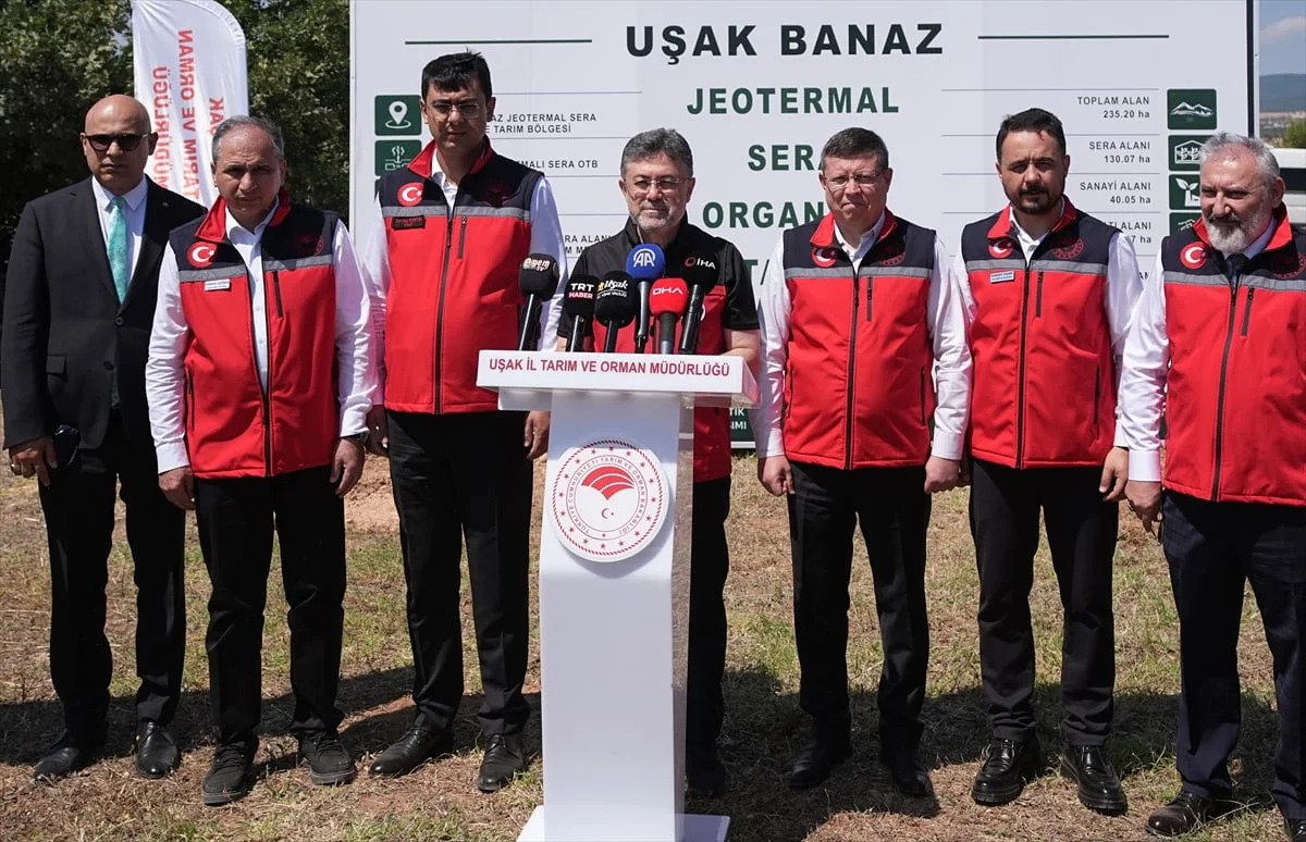 Tarım ve Orman Bakanı İbrahim Yumaklı (ortada), Uşak'ın Banaz ilçesinde yapımı devam eden...