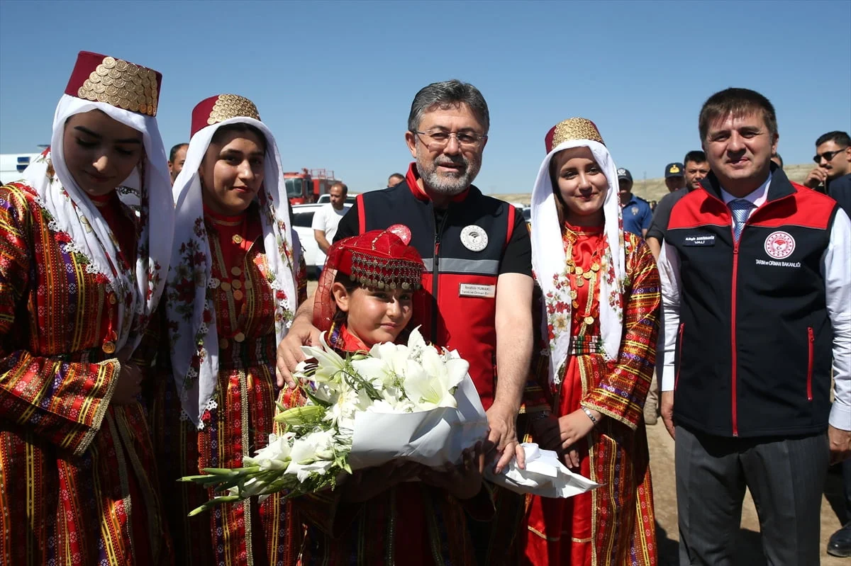 Tarım ve Orman Bakanı İbrahim Yumaklı (sağda), Kırıkkale'nin Karakeçili ilçesindeki Eğribük...
