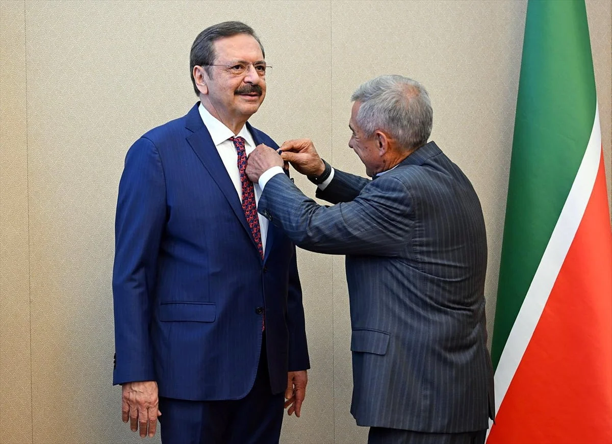 Türkiye Odalar ve Borsalar Birliği (TOBB) Başkanı Rifat Hisarcıklıoğlu'na (solda)...