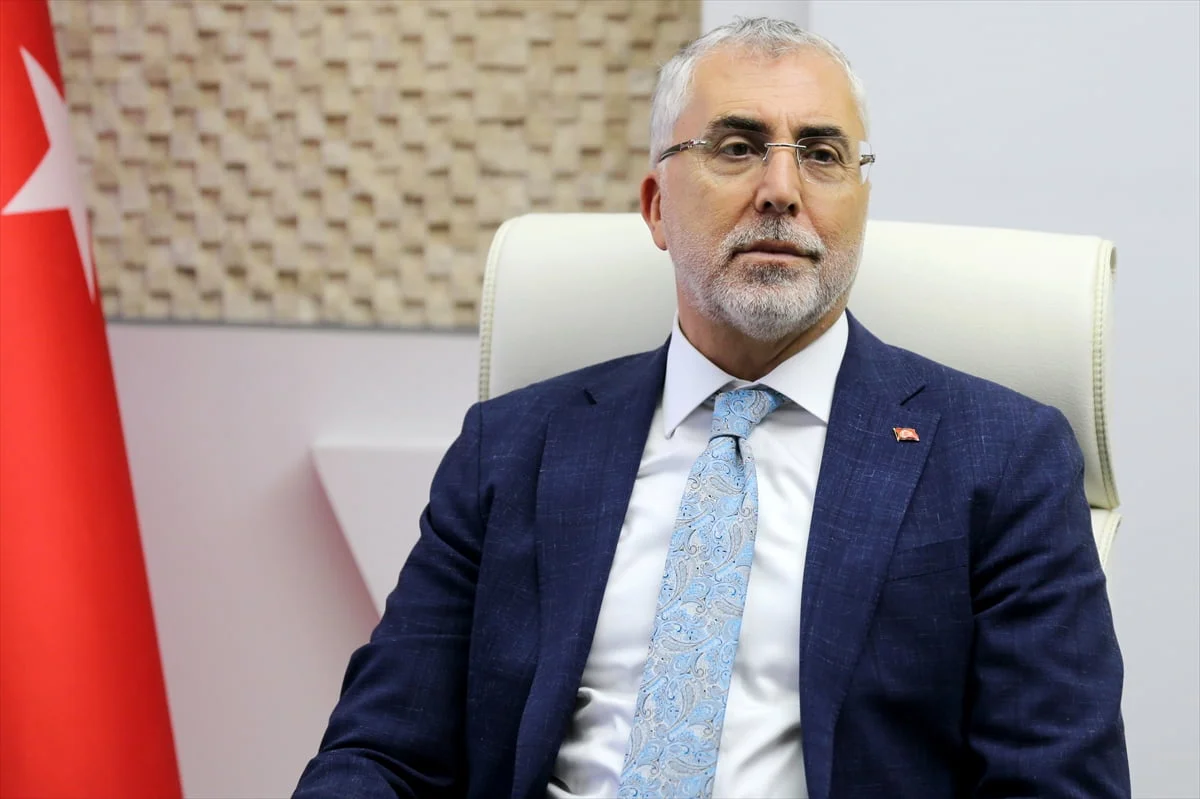 Çalışma ve Sosyal Güvenlik Bakanı Vedat Işıkhan (solda), Karabük'te ziyaretler gerçekleştirdi. AK...