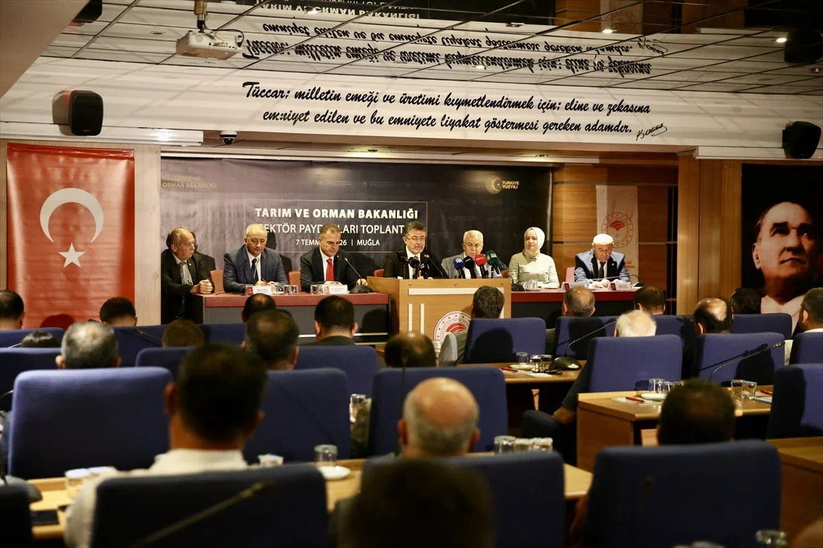Tarım ve Orman Bakanı İbrahim Yumaklı (ortada), Muğla Ticaret ve Sanayi Odası'nda düzenlenen...