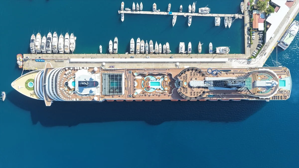 Muğla'nın Marmaris ilçesine, Panama bayraklı "MSC Divina" adlı kruvaziyerle 4 bin 84 turist geldi....