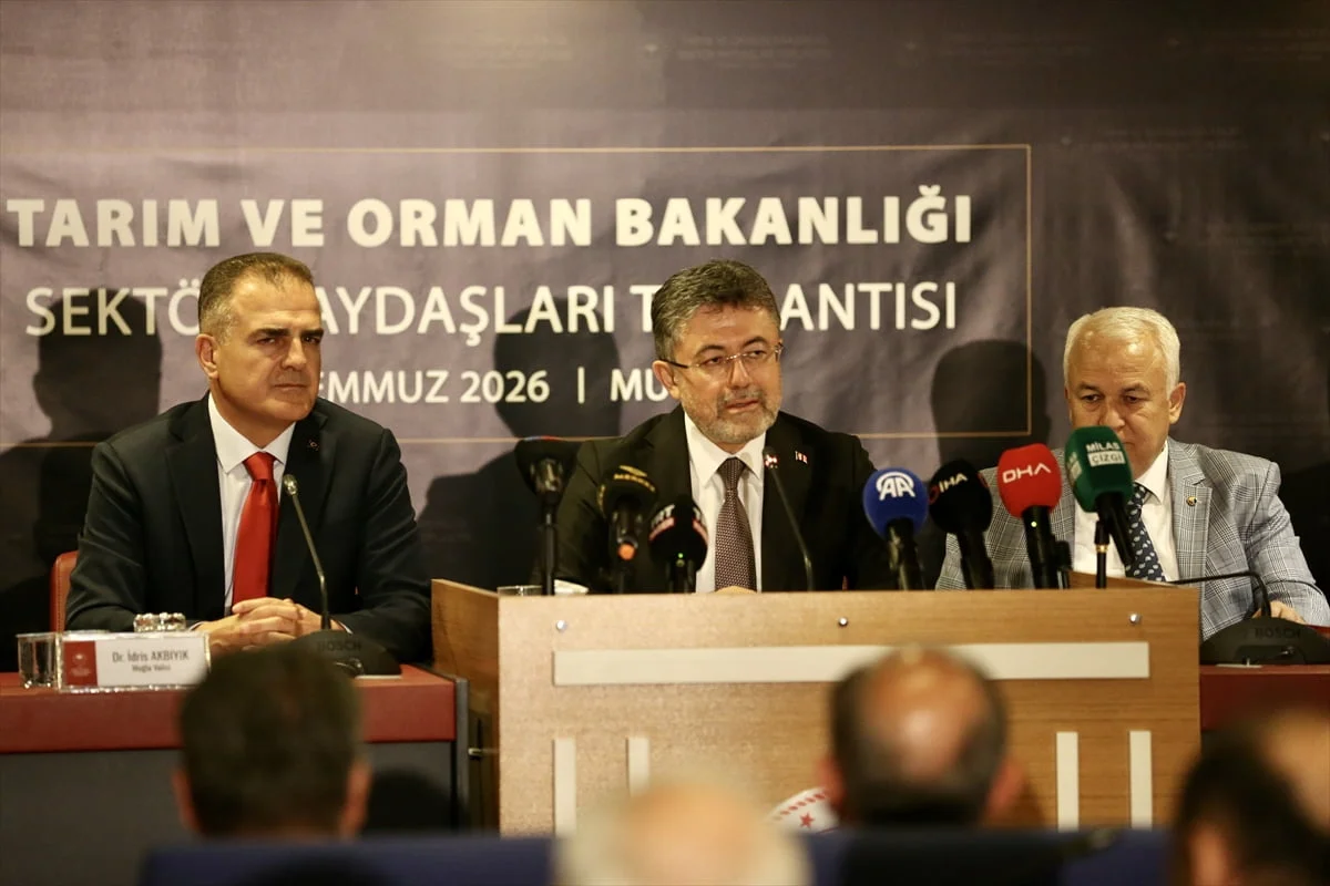 Tarım ve Orman Bakanı İbrahim Yumaklı (ortada), Muğla Ticaret ve Sanayi Odası'nda düzenlenen...