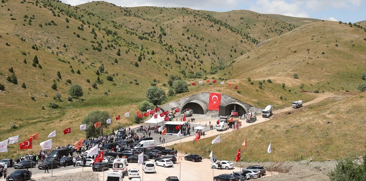 Sivas-Tokat arasında yer alan Çamlıbel Geçidi'nde inşa edilen Çamlıbel Tüneli için temel atma...