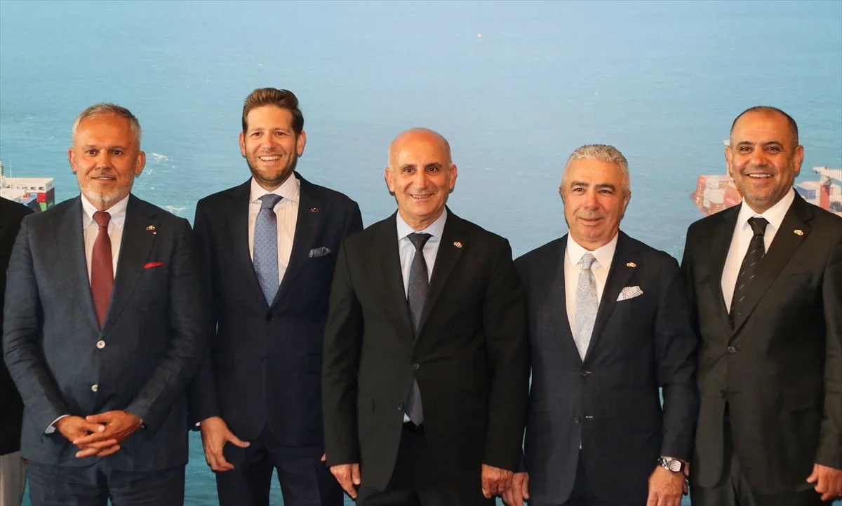 Ege İhracatçı Birlikleri (EİB) Koordinatör Başkanı Muhammet Öztürk, kentteki bir otelde düzenlenen...