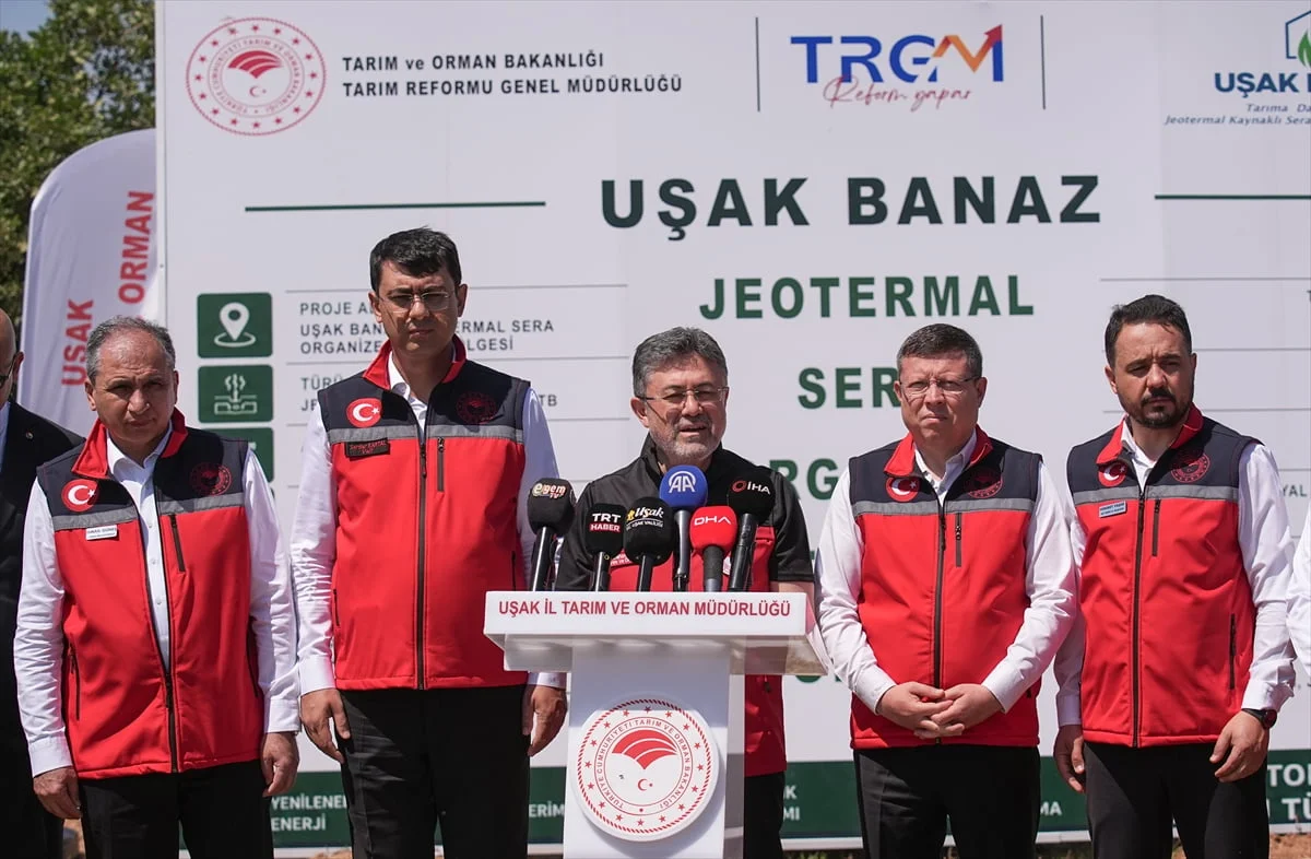 Tarım ve Orman Bakanı İbrahim Yumaklı (ortada), Uşak'ın Banaz ilçesinde yapımı devam eden...