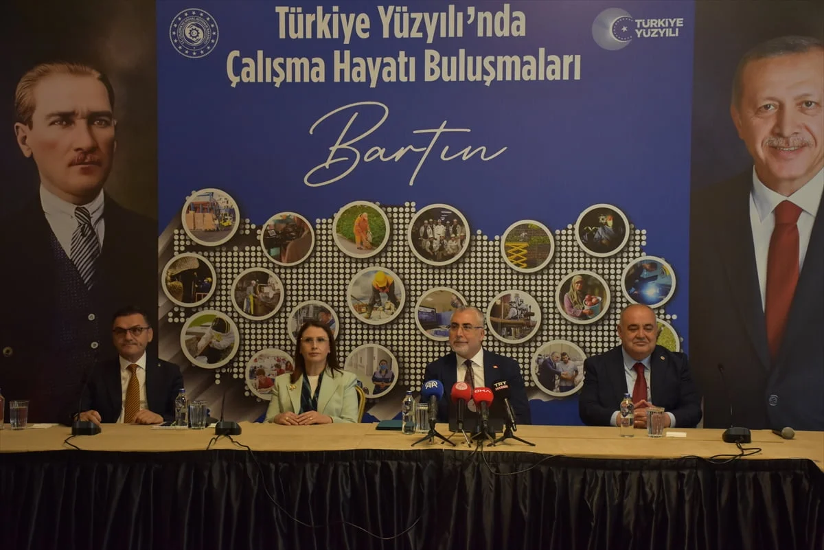 Çalışma ve Sosyal Güvenlik Bakanı Vedat Işıkhan (ortada), Bartın'ın Amasra ilçesinde bir otelde...