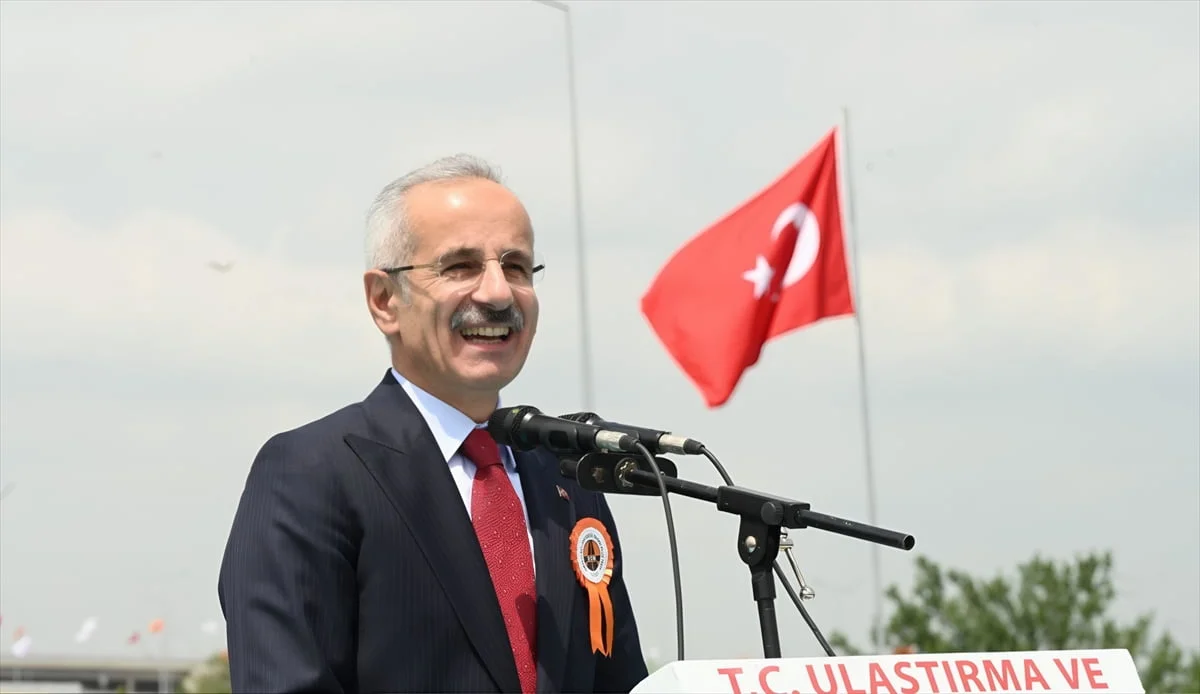 Ulaştırma ve Altyapı Bakanı Abdulkadir Uraloğlu, 1 Temmuz 2016'da trafiğe açılan Osmangazi...