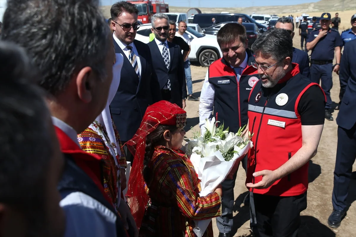 Tarım ve Orman Bakanı İbrahim Yumaklı (sağda), Kırıkkale'nin Karakeçili ilçesindeki Eğribük...