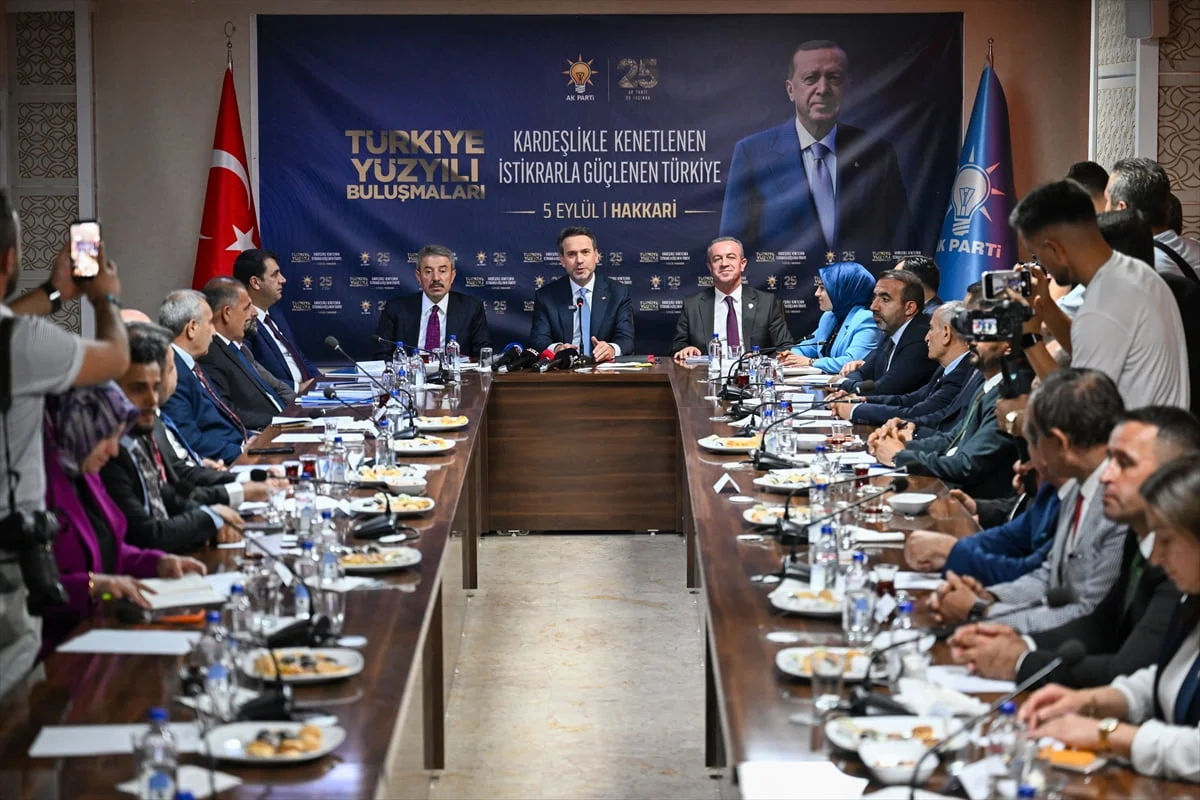 Enerji ve Tabii Kaynaklar Bakanı Alparslan Bayraktar, Hakkari'de öğretmenevinde düzenlenen...
